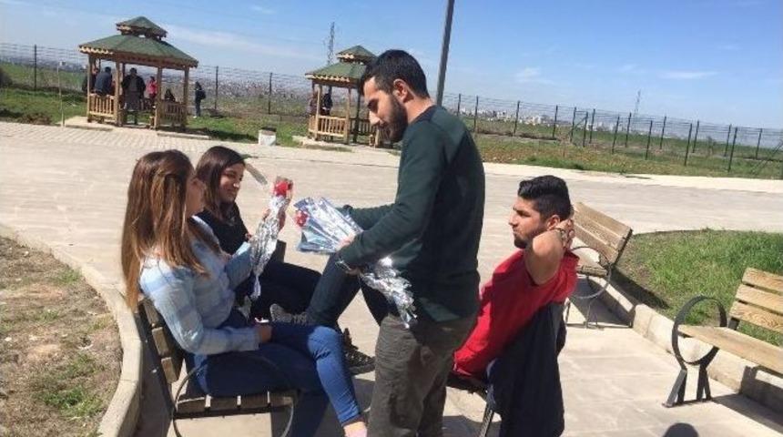 &Ouml;ğrenciler, Kadınlar G&uuml;n&uuml; İ&ccedil;in Karanfil Dağıttı