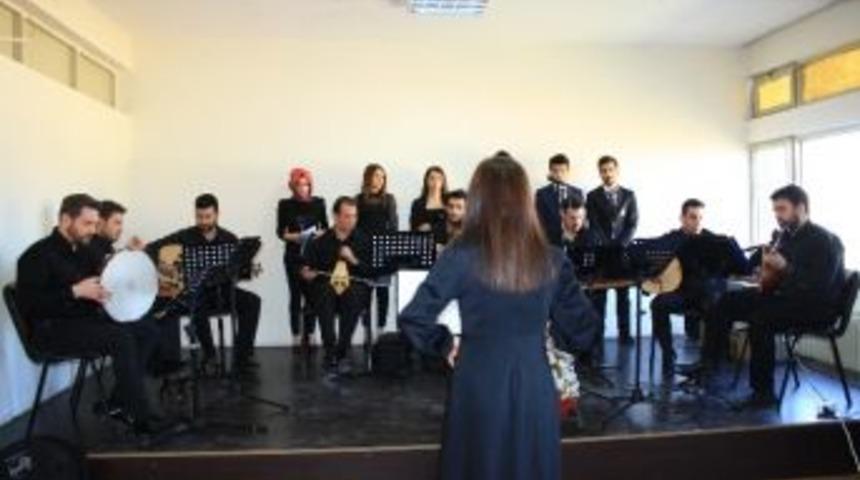 Buselik Makamında Şarkılar Dinleyenleri Mest Etti