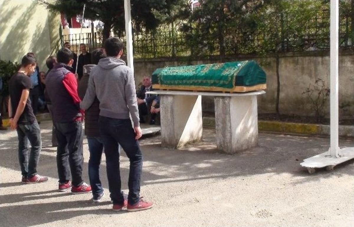 Boğaz K&ouml;pr&uuml;s&uuml;&rsquo;nde Atlayan Erol &Ccedil;etin Son Yolcuğuna Uğurlandı