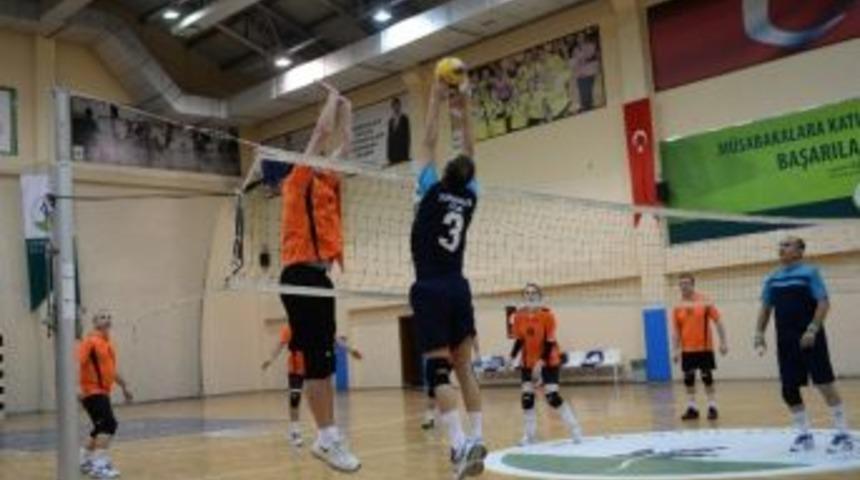 Belediye Personeli Voleybol Turnuvasında Stres Atıyor