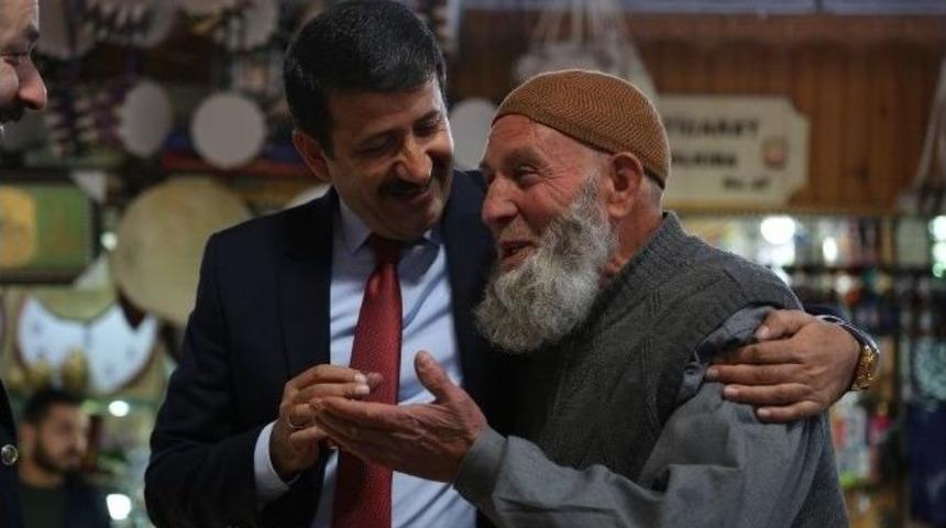 Vatandaşla Kucaklaşan Başkan