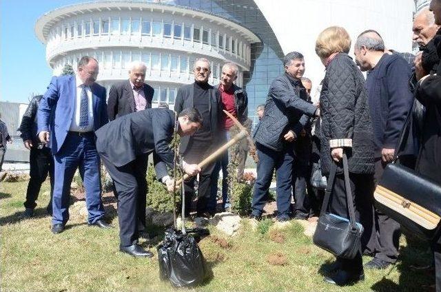 Chp’lilerden Belediye Önünde İlginç Eylem