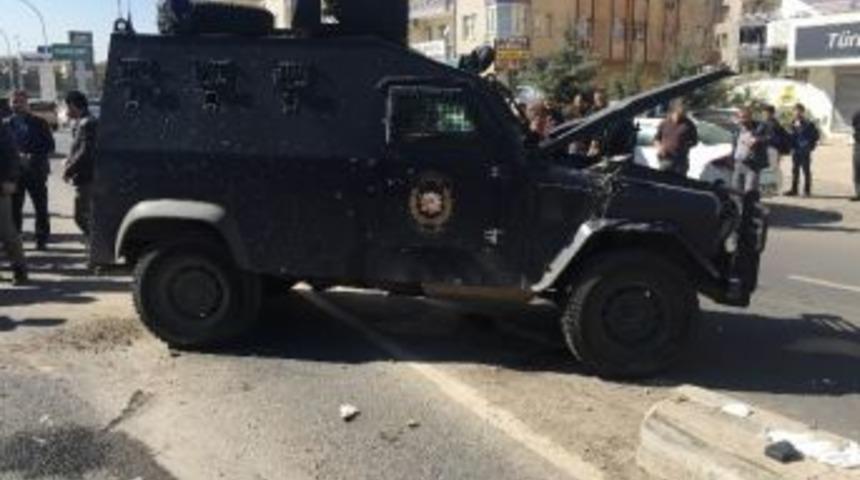 Zırhlı Polis Aracı Devrildi: &Uuml;&ccedil; Yaralı