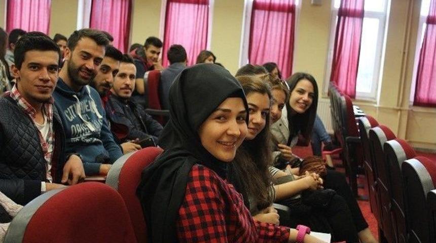 Ak&ccedil;akoca&rsquo;da Değişim Programları Bilgilendirme Toplantısı D&uuml;zenledi