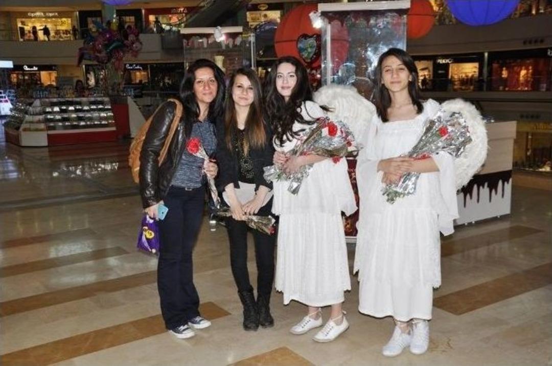 Tekira Avm Bayan Ziyaret&ccedil;ilerini Karanfillerle Karşıladı