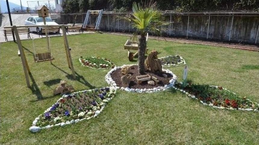 Ekipler, Mevsimlik &Ccedil;i&ccedil;ek Dikimine Hız Verdi