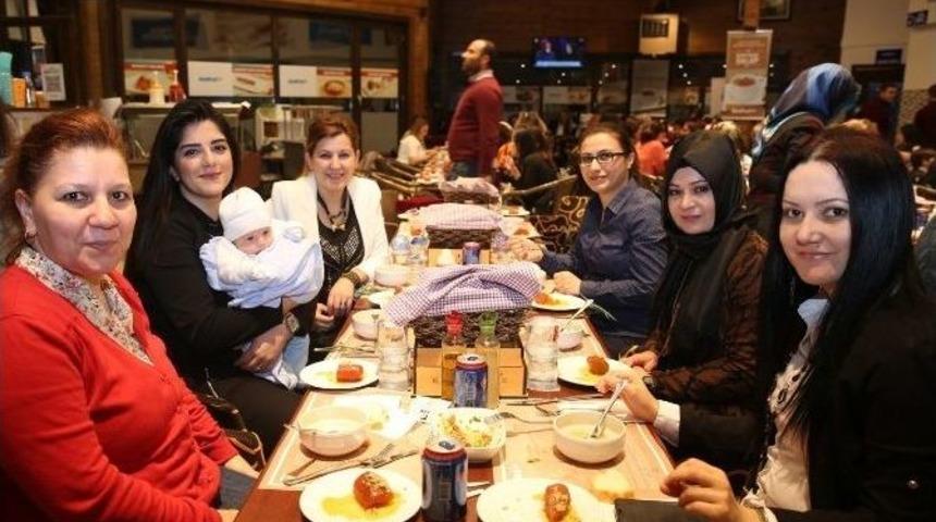 Adapazarı Belediyesi, Kadın Personeline Yemek D&uuml;zenledi