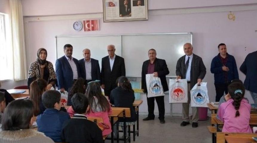Belediyeden Ortaokul &Ouml;ğrencilerine Yardımcı Kitap Desteği