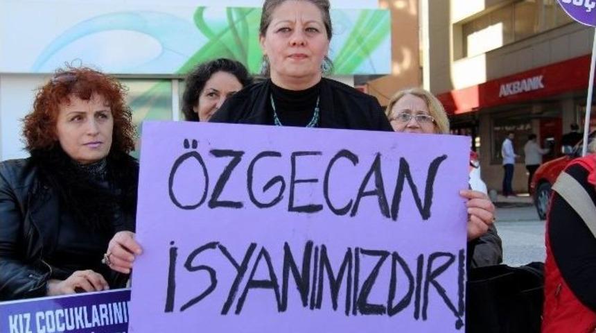 Chp&rsquo;li Kadınlardan &ldquo;&ouml;zgecan Yasası&rdquo; İ&ccedil;in Oturma Eylemi