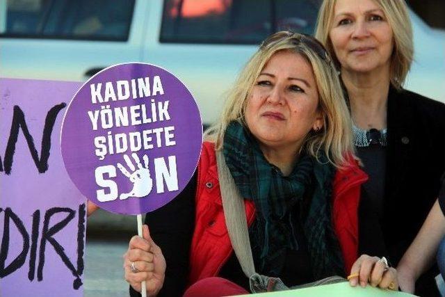 Chp’li Kadınlardan “özgecan Yasası” İçin Oturma Eylemi