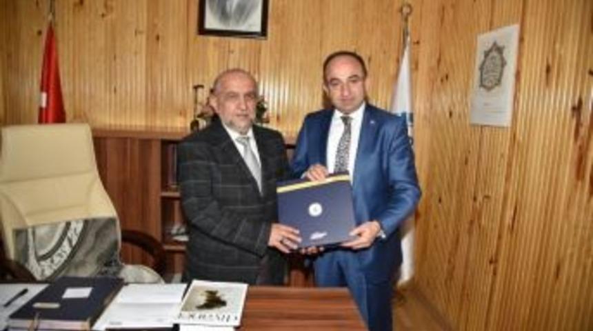 Başkan &Uuml;z&uuml;lmez Umreden D&ouml;nen M&uuml;ft&uuml;y&uuml; Ziyaret Etti