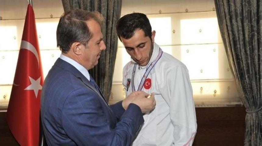 Vali Taşyapan Boks&ouml;rleri &Ouml;d&uuml;llendirdi