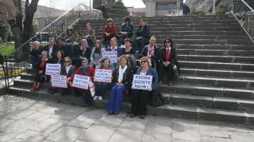 Afyonkarahisar&rsquo;da Chp&rsquo;li Kadınlar &ldquo;&ouml;zgecan Yasası"nın Bir An &Ouml;nce &Ccedil;ıkarılması İ&ccedil;in Oturma Eylemi Yaptı