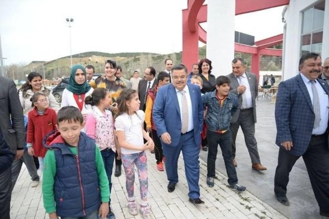 Makam Arabasını G&ouml;ren &Ccedil;ocuklar Başkana Adeta H&uuml;cum Etti