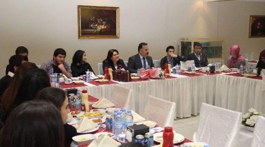 Emniyetten &Ouml;ğrencilere Moral Yemeği