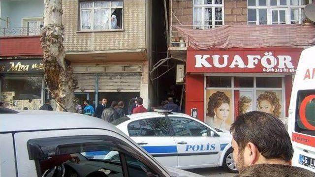 Kavga Etti Bıçaklandı Yardıma Gelenleri Reddetti