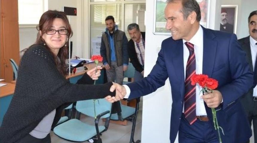 Kadınlar G&uuml;n&uuml;nde Karanfil Dağıttı