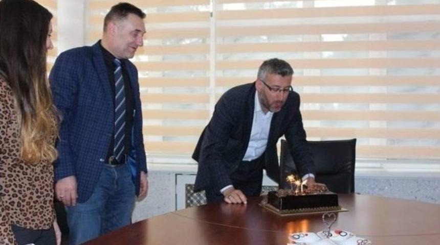 Belediye Başkanı G&uuml;ler&rsquo;e &Ccedil;alışanlarından Doğum G&uuml;n&uuml; S&uuml;rprizi