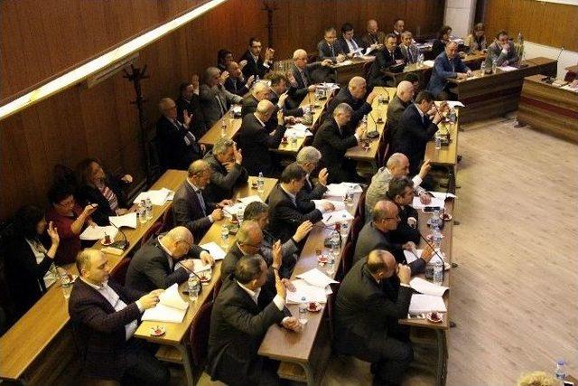 Komisyondan B&uuml;t&uuml;n Maddelere Oy Birliği İle Kabul 1