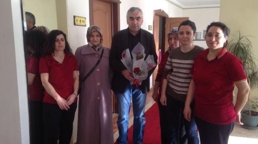Demirci&rsquo;den Gmis Bayan &Ccedil;alışanlarına 8 Mart G&uuml;l&uuml;