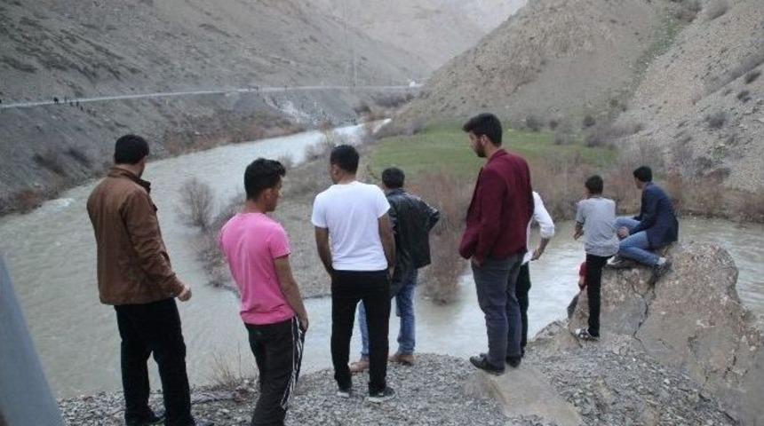 Topunu Almak İsterken Zap Suyu&rsquo;na D&uuml;şen &Ccedil;ocuk Kayboldu