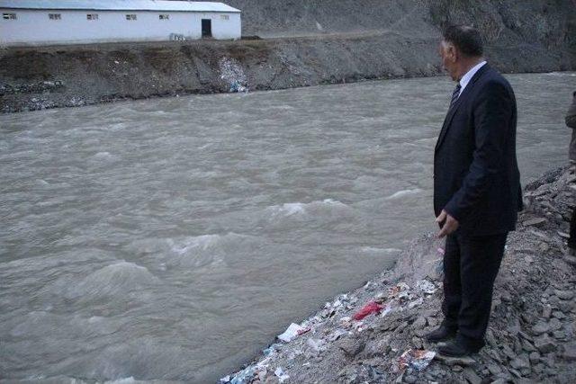 Topunu Almak İsterken Zap Suyu’na Düşen Çocuk Kayboldu