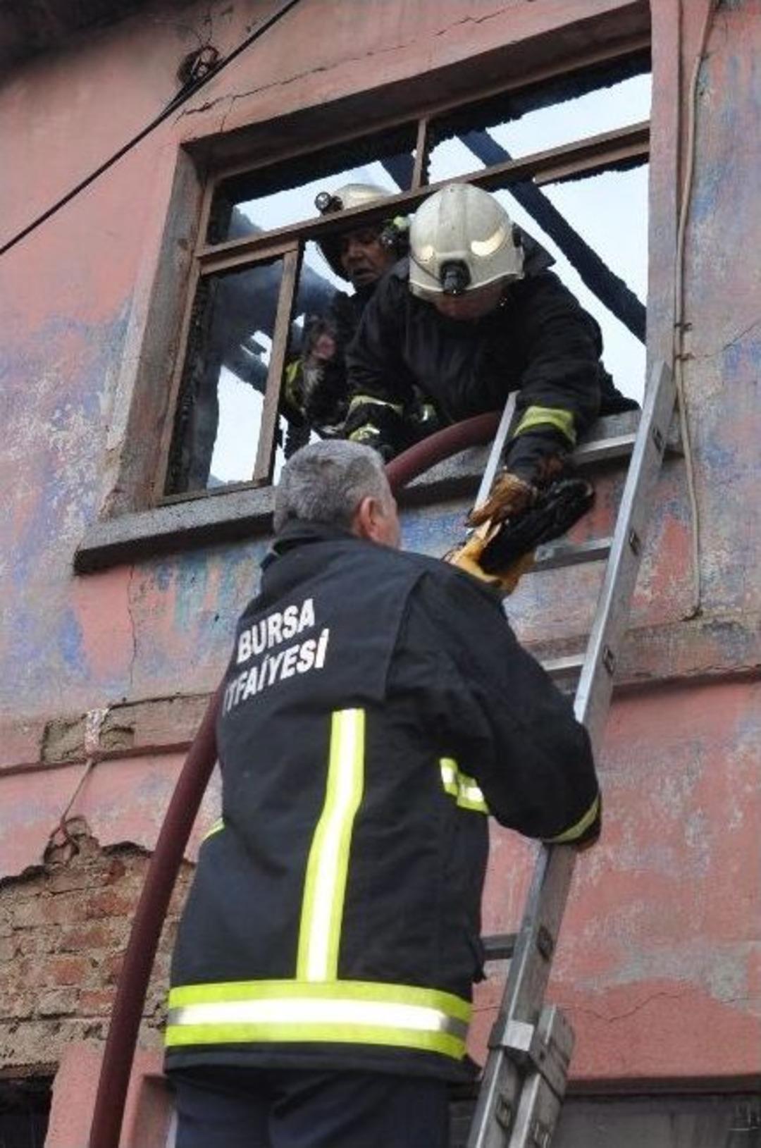 Ahşap Ev K&uuml;le D&ouml;nd&uuml;, Kur&rsquo;an-ı Kerim Yanmadı