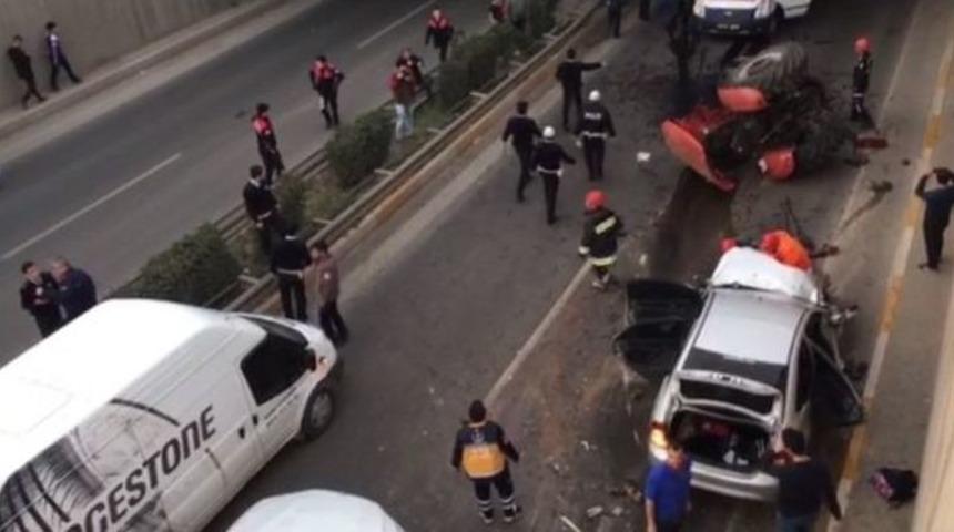 Otomobil Trakt&ouml;re &Ccedil;arptı: 6 Yaralı