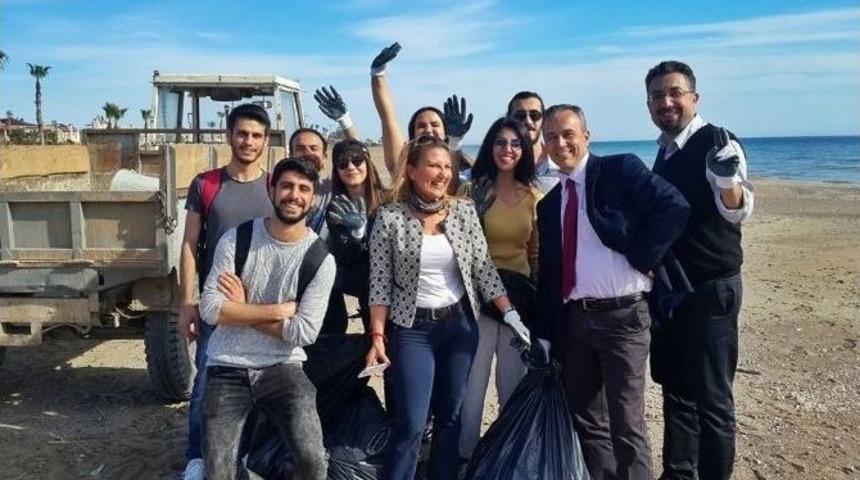 Y&uuml;ksekokul &Ouml;ğrencileri Silifke&rsquo;de Temizlik Yapıp Sokak Havyanlarını Beslediler