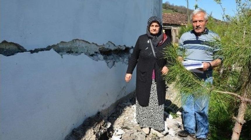 Heyelan Sebebiyle Evlerini Boşaltmak Zorunda Kalan Aile Yardım Bekliyor