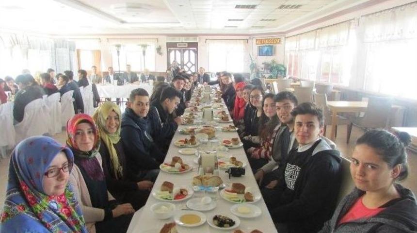 Sınav &Ouml;ncesi &Ouml;ğrencilere Moral Yemeği