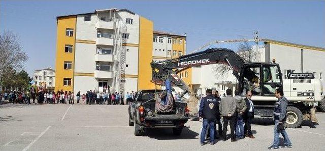 Okul Bahçesinin Duvarları Yıkıldı