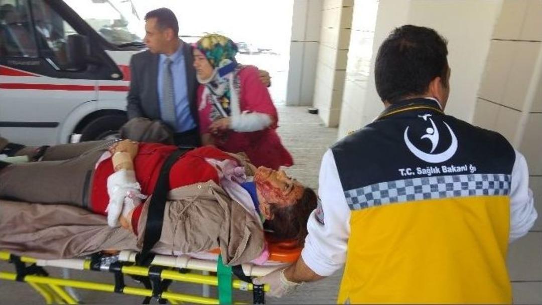 Hafif Ticari Ara&ccedil;la &Ouml;ğretmen Servisi &Ccedil;arpıştı: 17 Yaralı