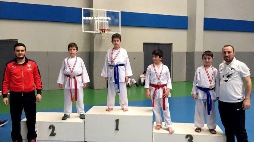 İhlas Koleji Sporcuları Madalyaları Topladı