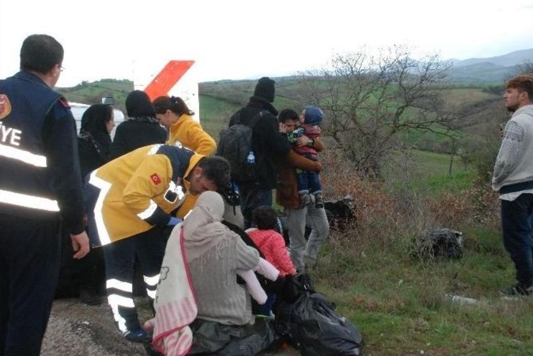 Afgan M&uuml;ltecileri Taşıyan Minib&uuml;s&uuml; Devrildi: 16 Yaralı