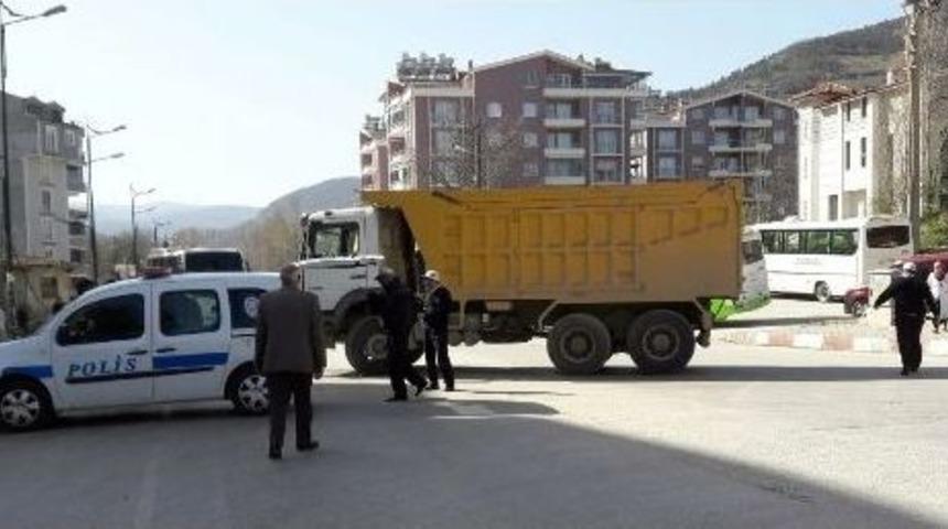 Motosiklet Kamyona &Ccedil;arptı: 2 Yaralı