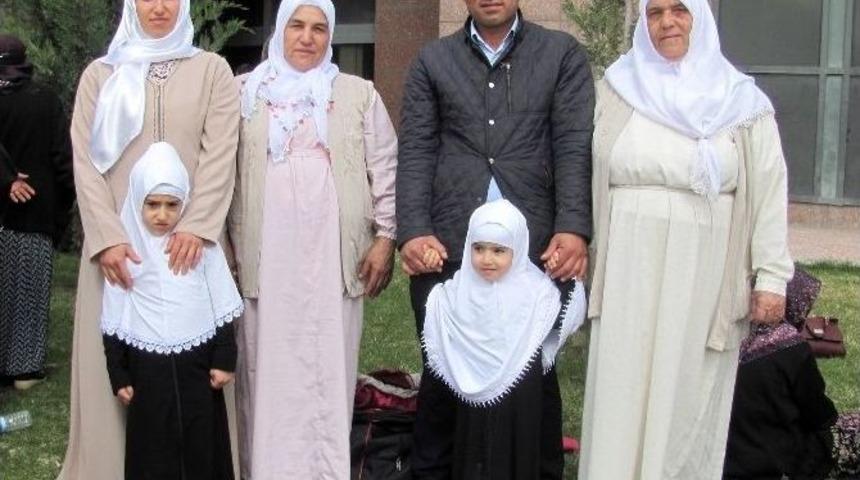 K&uuml;&ccedil;&uuml;k Kız Kardeşlerin Mekke Sevgisi