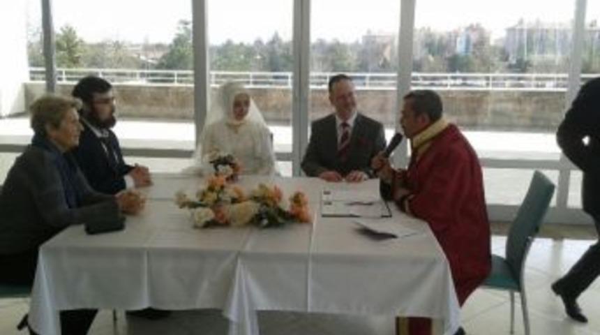 Amerikalı &Ouml;ğretim &Ouml;ğretim &Uuml;yesine Konya&rsquo;da D&uuml;ğ&uuml;n