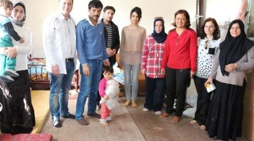 Suriye&rsquo;li Sığınmacılar Sağlık Taramasından Ge&ccedil;irildi