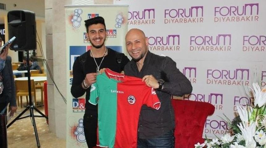 Kahraman Tazeoğlu Forum Diyarbakır&rsquo;da Okurlarıyla Bir Araya Geldi