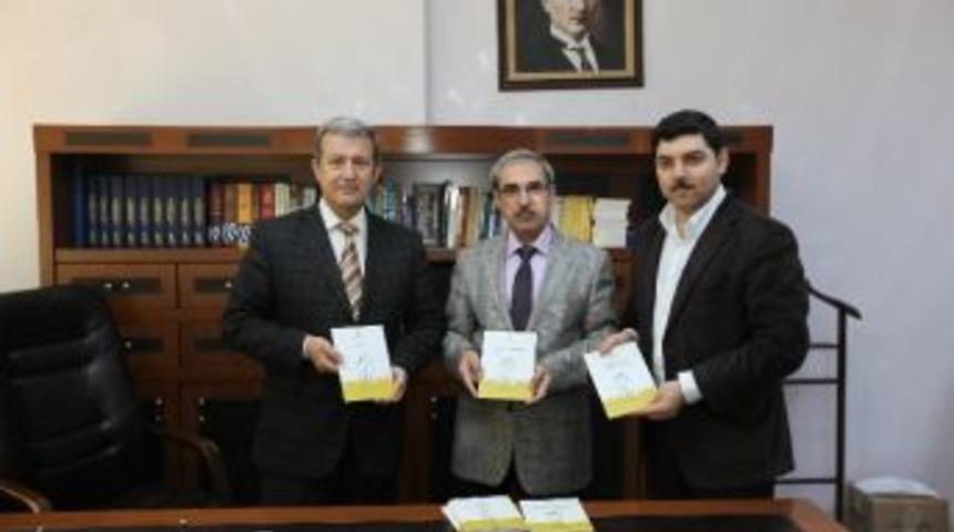 Akademisyenler, &Ouml;ğrenci Ve Vatandaşların Okuması İ&ccedil;in Kitap Yazdı