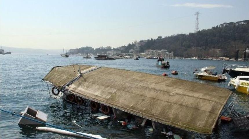 Bebek Sahilde Demirli Bir Tekne Su Alarak Kısmen Battı
