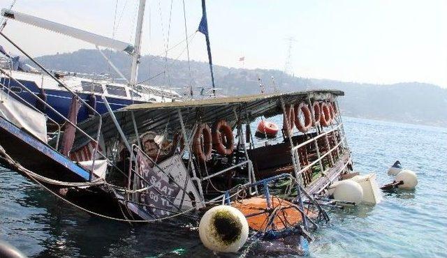 Bebek Sahilde Demirli Bir Tekne Su Alarak Kısmen Battı