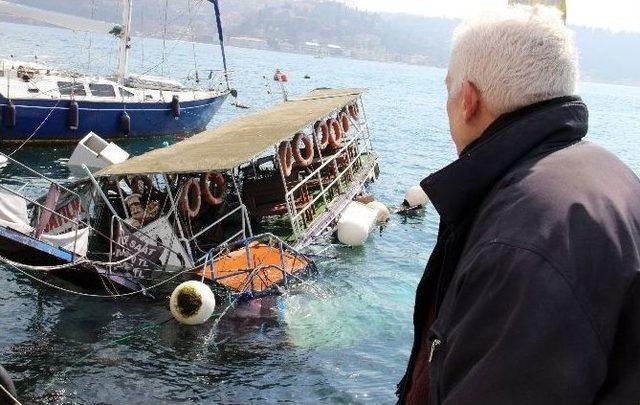 Bebek Sahilde Demirli Bir Tekne Su Alarak Kısmen Battı