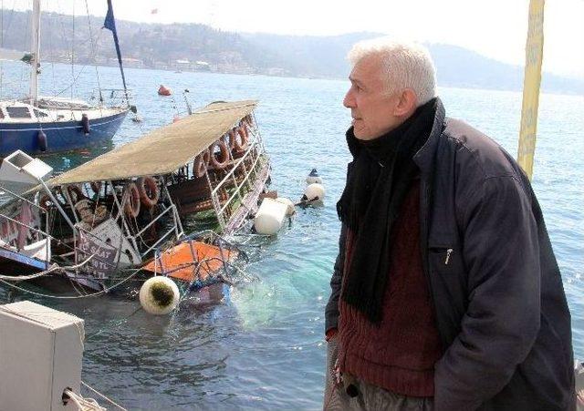 Bebek Sahilde Demirli Bir Tekne Su Alarak Kısmen Battı