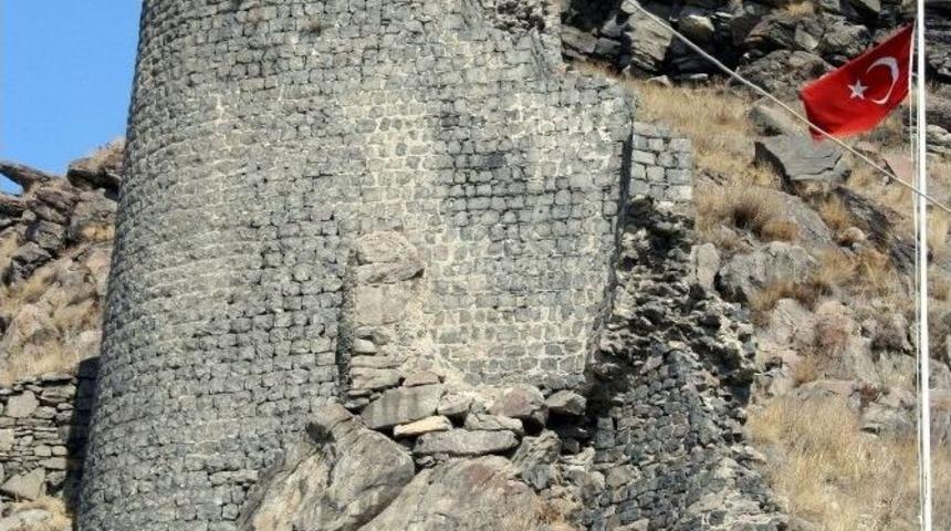 Kars Kalesi&rsquo;nin Surları Yıkılıyor