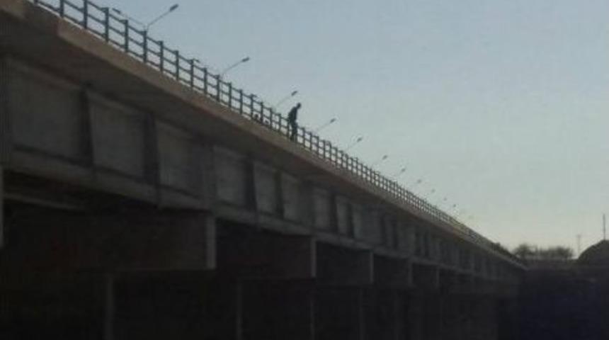 K&ouml;pr&uuml;de İntihar Etmek İsteyen Şahıs Son Anda Kurtarıldı