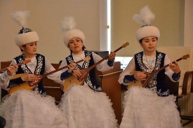 Kazak Halk Müziği Orkestrası’ndan Vali Tuna’ya Ziyaret Ve Mini Konser