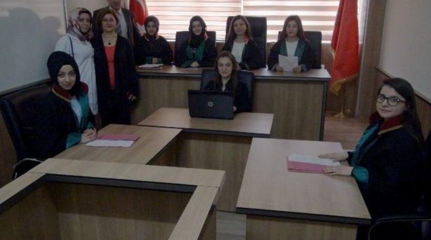 Yozgat&rsquo;ta &Ouml;ğrenciler Mahkeme Salonunu Sınıfa Taşıdı