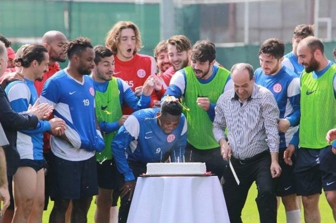 D&uuml;nya Yıldızı Eto&rsquo;o&rsquo;ya Renkli Doğum G&uuml;n&uuml; Kutlaması